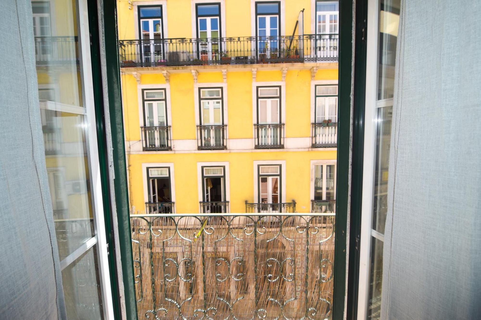 Shared Apartment With Bright Private Patio In Lisboa Екстер'єр фото