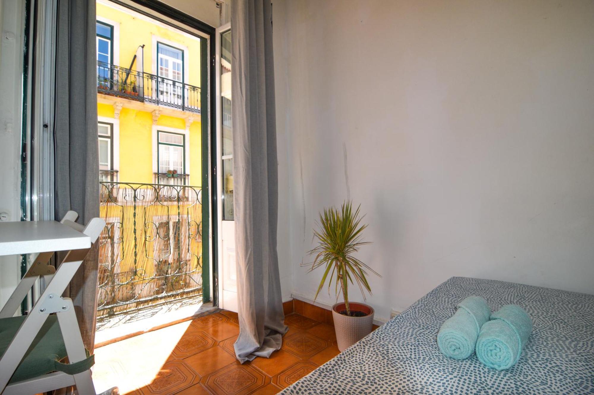 Shared Apartment With Bright Private Patio In Lisboa Екстер'єр фото