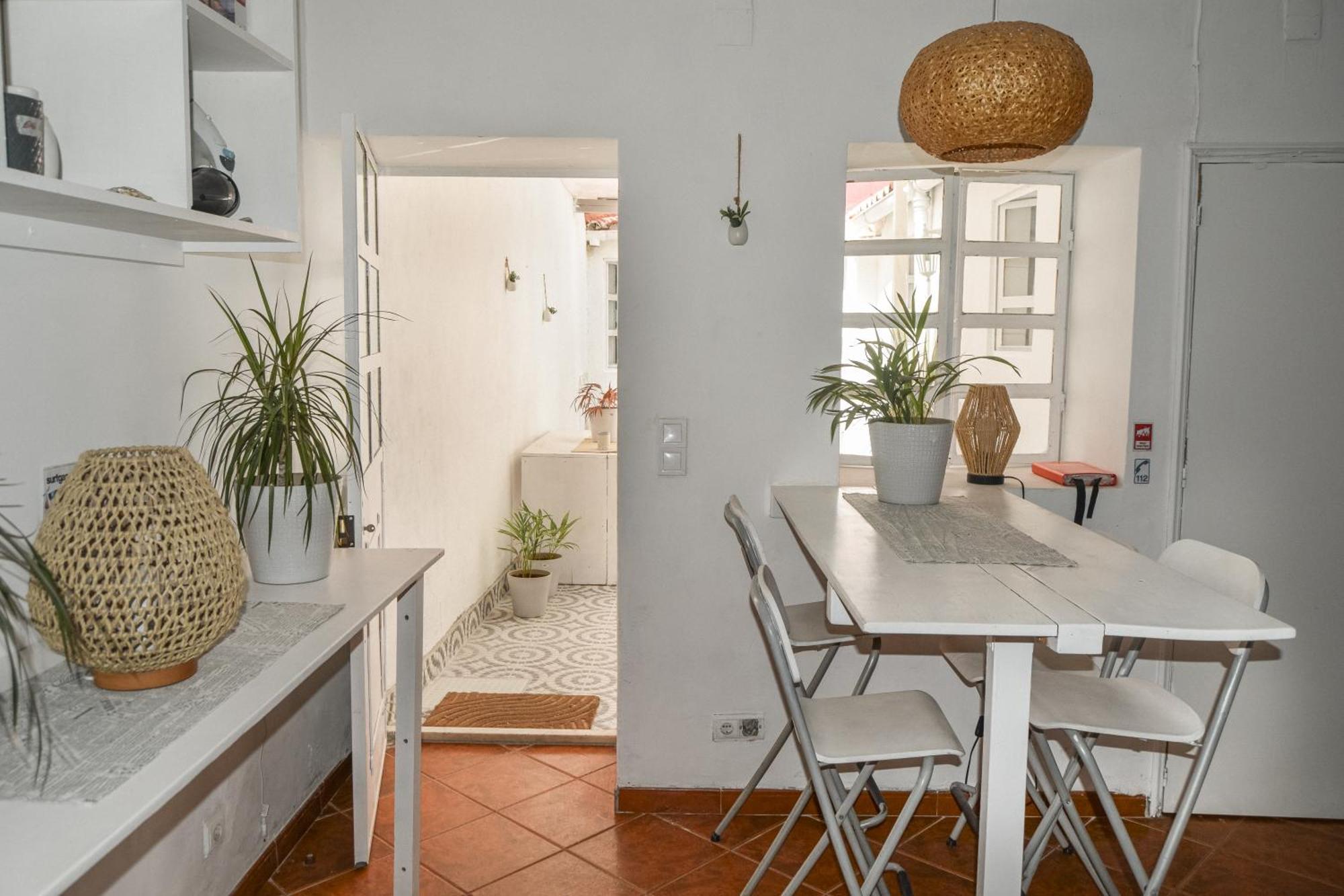 Shared Apartment With Bright Private Patio In Lisboa Екстер'єр фото